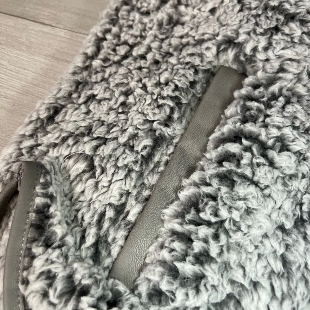 NWT!! NEW- grey Abercrombie & Fitch Cloud Sherpa Vest - Picture 3 of 13